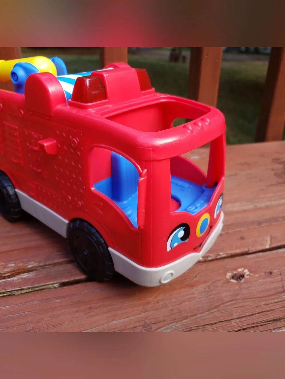 2016 Fisher-Price Little People Fire Truck & Firefighter Figures - Makes Noise
